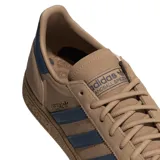 Championes Adidas Handball Spezial color beige con detalles en azul.