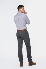 Pantalón gris de gabardina, corte clásico, con bolsillos laterales y traseros.