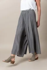 Pantalón ancho de seda color negro, con cintura elastizada y caída fluida.