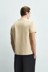 Camiseta de corte regular, cuello redondo y manga corta, confeccionada en tejido de peso medio.