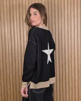Cardigan de punto color marrón con detalles en tono arena en los bordes de la botonera, cuello en V, dobladillo y puños. Cuenta con cierre frontal de botones.