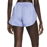 Short Nike Air de entrenamiento, color rojo con cintura elástica con cordón ajustable y ribetes decorativos con texto en los laterales.