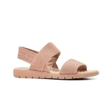 Sandalia casual de mujer Korium Confort modelo Genesis, color beige con tiras elásticas tejidas y suela plana.
