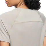 Remera deportiva Merrell Driftshade color beige claro, de manga corta con diseño raglán y paneles laterales transpirables.