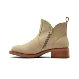 Bota corta de cuero color beige con cierre lateral y taco cuadrado de madera.