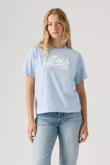 Remera Levi's de manga corta y cuello redondo en color celeste, con diseño gráfico estampado en el pecho con texto en blanco.
