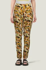 Pantalón babucha con estampado abstracto en tonos ocre, verde, marrón y negro.