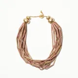 Collar corto de cuentas tubulares negras y plateadas, con esferas plateadas en los extremos.