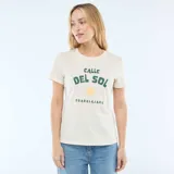 Remera de algodón color crema con cuello redondo y mangas cortas. Presenta un estampado frontal con el texto 'Calle del Sol' en color verde, un dibujo de un sol amarillo y la palabra 'Guadalajara' debajo.