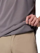 Remera deportiva gris de manga corta Columbia, con cuello redondo y logo impreso en el pecho, diseñada con tecnología de enfriamiento y absorción de humedad.