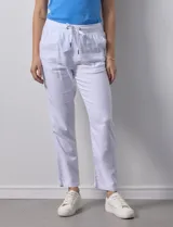Pantalón de algodón marca Dash, color azul denim. Tiene pretina elastizada con lazo de ajuste, bolsillos delanteros y bolsillos traseros simulados.