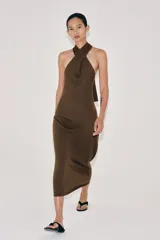 Vestido midi de punto color marrón, con diseño sin mangas, cuello halter cruzado y anudado, y espalda descubierta.