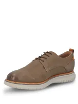 Zapato de estilo casual Hush Puppies, confeccionado en cuero color taupe. Presenta cierre mediante cordones, detalle de tirador en el talón y suela de EVA con tecnología FLX que brinda mayor flexibilidad y confort.