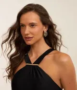 Malla enteriza negra con escote halter y detalle metalizado dorado en el frente.