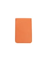 Billetera color naranja de cuero genuino con soporte MagSafe para iPhone. Tiene capacidad para hasta 7 tarjetas y función de soporte dual para múltiples ángulos de visión.