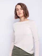 Remera negra de manga larga con escote recto.