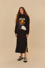 Vestido largo negro de algodón con cuello alto y mangas largas. Estampado frontal con la palabra "Brasil" y diseño de loros.