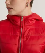 Campera puffer ultra ligera de Blue Steel, color rojo, con capucha, cierre frontal y bolsillos laterales con cremallera. Diseño acolchado con relleno sintético.