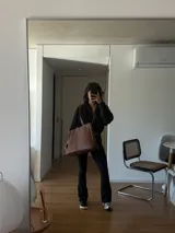 Bolso tipo tote grande confeccionado en cuero vacuno color marrón, con cierre superior, bolsillo interno y gancho para llaves.