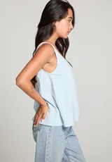 Musculosa celeste con escote en V y corte holgado.