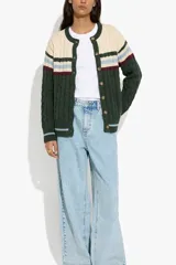 Saco tejido de punto con diseño de ochos, cuello redondo y cierre frontal con botones. Presenta un patrón de rayas horizontales en tonos crema, celeste y bordó sobre una base de color verde oscuro.