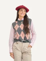 Chaleco de punto sin mangas con diseño de rombos en tonos gris y rosado, cuello redondo y terminaciones acanaladas.