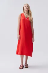 Vestido midi rojo de lino y viscosa, con escote en V y corte recto.