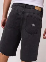 Bermuda de jean celeste con roturas y terminación desflecada.