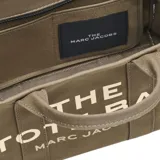 Bolso tote de lona color negro con estampado frontal en blanco que reza 'THE TOTE BAG MARC JACOBS'. Cuenta con doble asa superior, cierre de cremallera y correa larga ajustable y extraíble.
