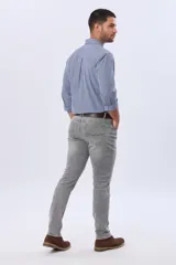 Pantalón de jean corte skinny con spandex, de tiro medio y color gris lavado.