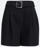 Short negro de tiro alto con cinturón, trabillas en la cintura, pliegues y bolsillos.