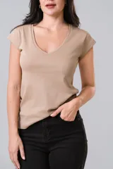 Remera de algodón color marrón, con cuello en V y mangas cortas con diseño de hombros caídos.