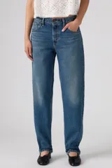 Pantalón de jean azul de tiro medio, con corte holgado y diseño taper.
