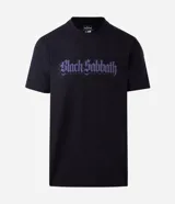 Remera negra de algodón con corte comfort, cuello redondo y manga corta. Presenta un estampado frontal con el logo de la banda Black Sabbath en color violeta.