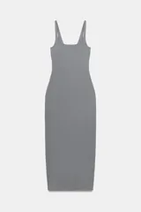 Vestido midi de punto color gris, ajustado, con escote redondo y tirantes finos dobles.