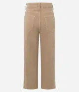 Pantalón de corte recto y largo cropped, confeccionado en sarga de algodón. Presenta cintura con trabillas, cierre frontal con botón y cremallera, y bolsillos funcionales en la parte delantera y trasera.