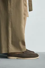 Mocasín destalonado de hombre, fabricado en piel con acabado serraje (gamuza), de horma redonda y suela a contraste con ligero tacón.