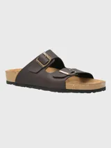 Sandalia Hush Puppies modelo Kano color marrón oscuro, de estilo Birkenstock con doble tira y hebillas metálicas ajustables. Cuenta con plantilla anatómica y suela de goma.