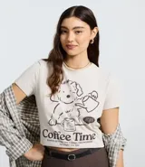 Remera de algodón con cuello redondo y manga corta, presenta una estampa frontal de un perrito sirviendo café con la frase Coffee Time.