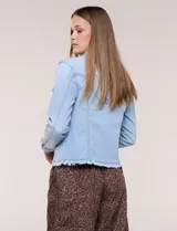 Campera de jean Baccini de color celeste claro, con cuello solapa, cierre frontal con botones metálicos, bolsillos en el pecho y ruedo con terminación desflecada.