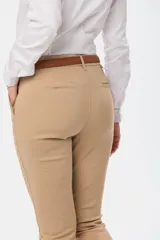 Pantalón clásico color beige, de tela de vestir con spandex para un mejor calce. Incluye bolsillos delanteros con detalle de botón y bolsillo decorativo atrás.