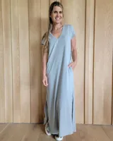 Vestido largo gris con cuello en V, mangas cortas, bolsillo en el pecho y aberturas laterales.