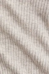 Top ajustado de punto acanalado suave color beige, con escote off-the-shoulder y mangas largas.