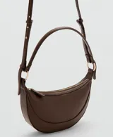 Bolso de hombro pequeño con diseño ovalado y textura granulada. Cuenta con cierre de cremallera superior, asa corta fija y herrajes metálicos en tono dorado.