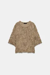 Jersey de punto color tostado con cuello redondo y mangas por debajo del codo, confeccionado con un diseño de tejido con efecto arrugado y corte holgado.