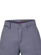 Bermuda gris de calce relajado y tiro medio, con bolsillos delanteros diagonales, cierre de botón y bragueta con cierre. Confeccionada en mezcla de algodón, lyocell y elastano.