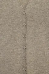 Chaqueta tipo cárdigan de lana, color beige, con escote en pico, manga larga y cierre frontal con botones.