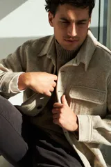 Camisa estilo leñadora marrón con diseño de espiga, cuello clásico, abrochadura frontal a la vista, bolsillos plaqué con tapa en el pecho, mangas largas con puño y botón.