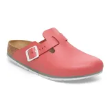 Zueco tipo mule de color rojo, con diseño de punta cerrada, tira ajustable con hebilla lateral y suela de corcho con base de goma blanca.