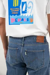 Pantalón jean de corte recto clásico con cinco bolsillos, botones de cobre y costuras color camel.